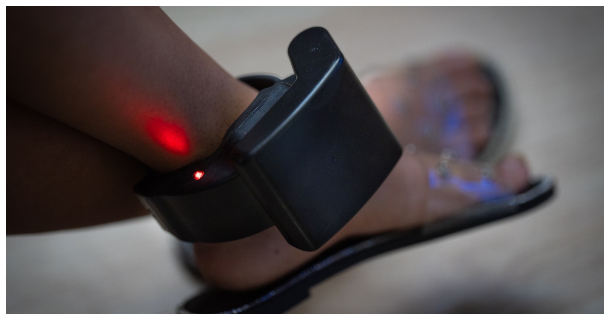 অভিবাসীদের পায়ে আইসের জিপিএস মনিটর। ছবি: ওয়াশিংটন পোস্ট